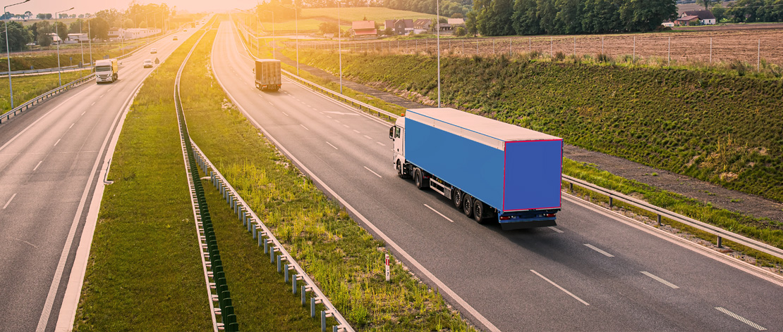 Caminhão em rodovia, transporte de cargas