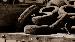 Entenda os tipos de reformas de pneus possíveis.