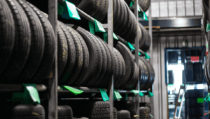 Identifique quais são os pneus mais baratos para seus veículos.