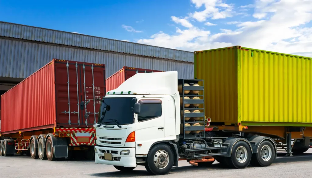 Entenda como a logística do transporte rodoviário de cargas envolve planejamento, gestão de motoristas e controle de frota.