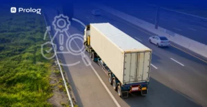 Um caminhão rodando em uma rodovia. De forma transparente, elementos que fazem alusão a gestão de riscos