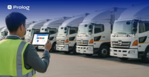 Um gestor de frota na frente de caminhões estacionados no pátio