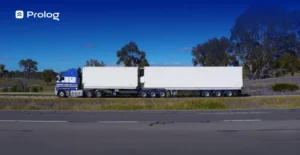 Um caminhão rodotrem 9 eixos estacionado em uma via.