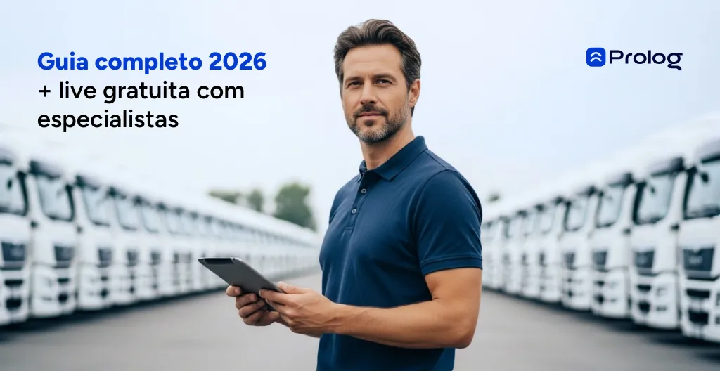 Gestor em frente a uma frota de caminhões com um tablet em mãos