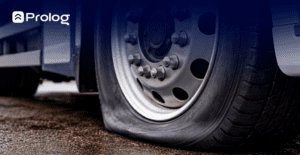 Pneu murcho de caminhão.