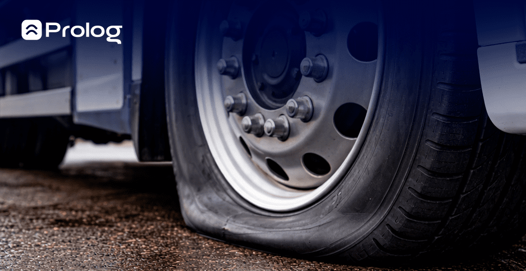 Pneu murcho de caminhão.