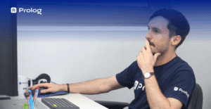 homem observa tela do computador sistema Prolog