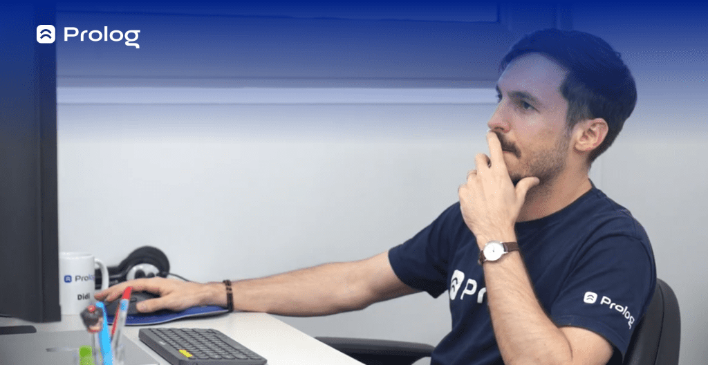 homem observa tela do computador sistema Prolog