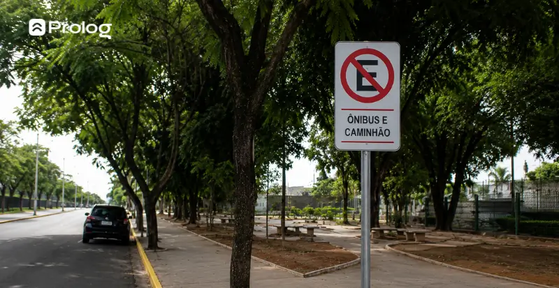 Multa por estacionar em local proibido.
